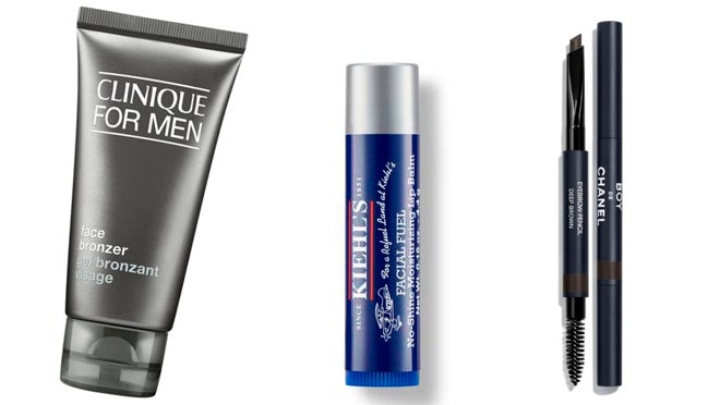De izquierda a derecha: Gel transparente, ligeramente coloreado y no graso Face Bronzer de Clinique For Men (35,99 €); Bálsamo de labios hidratante Facial Fuel de Kiehl's (11 €); Lápiz para cejas Boy de Chanel (40 €).