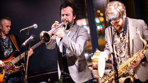 Disfrutar de un plan de buena comida y música en directo