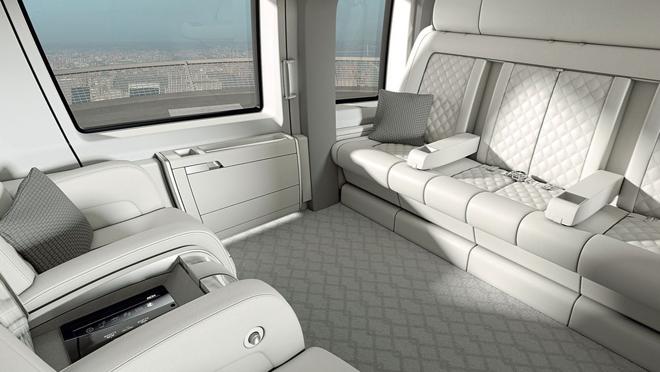 El interior puede albergar hasta 10 pasajeros en función de la combinación de asientos y sofás