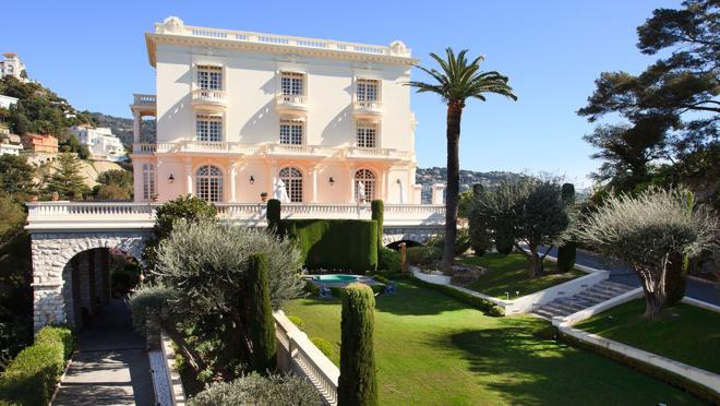 La villa dispone de una terraza exterior con 232 metros cuadrados