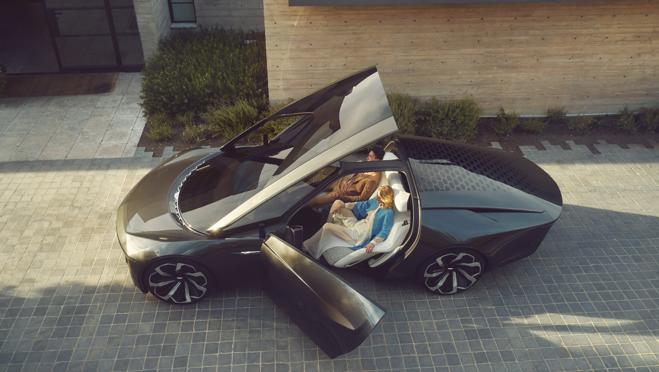 El techo del vehículo se levanta y los asientos se giran hacia afuera cuando las puertas se abren