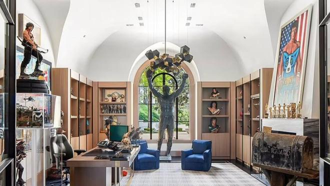 El despacho de Sylveser Stallone con recuerdos de sus películas