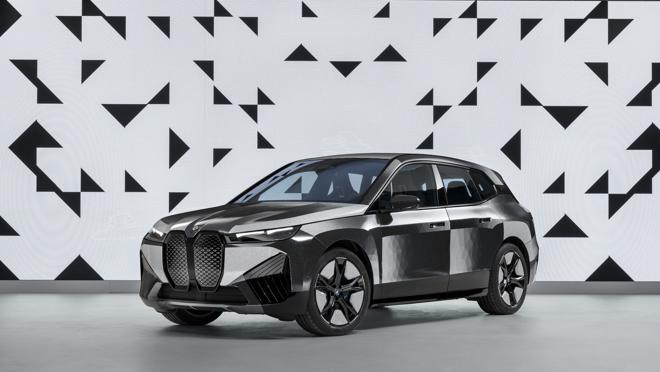 El BMW iX Flow puede pasar de gris a blanco en apenas unos segundos con solo apretar un botón