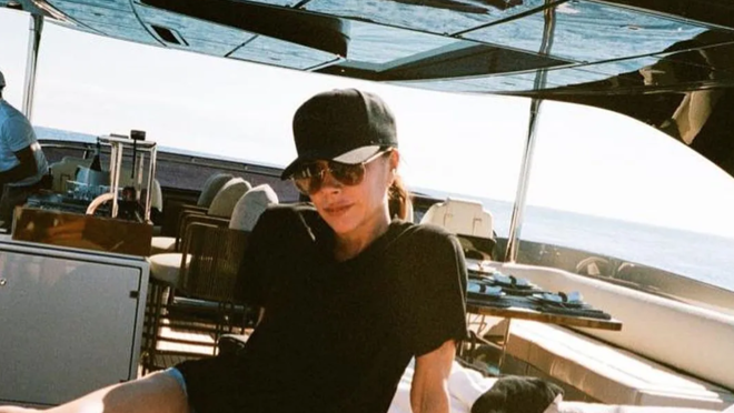Victoria Beckham disfrutando del sol en el nuevo yate de la familia