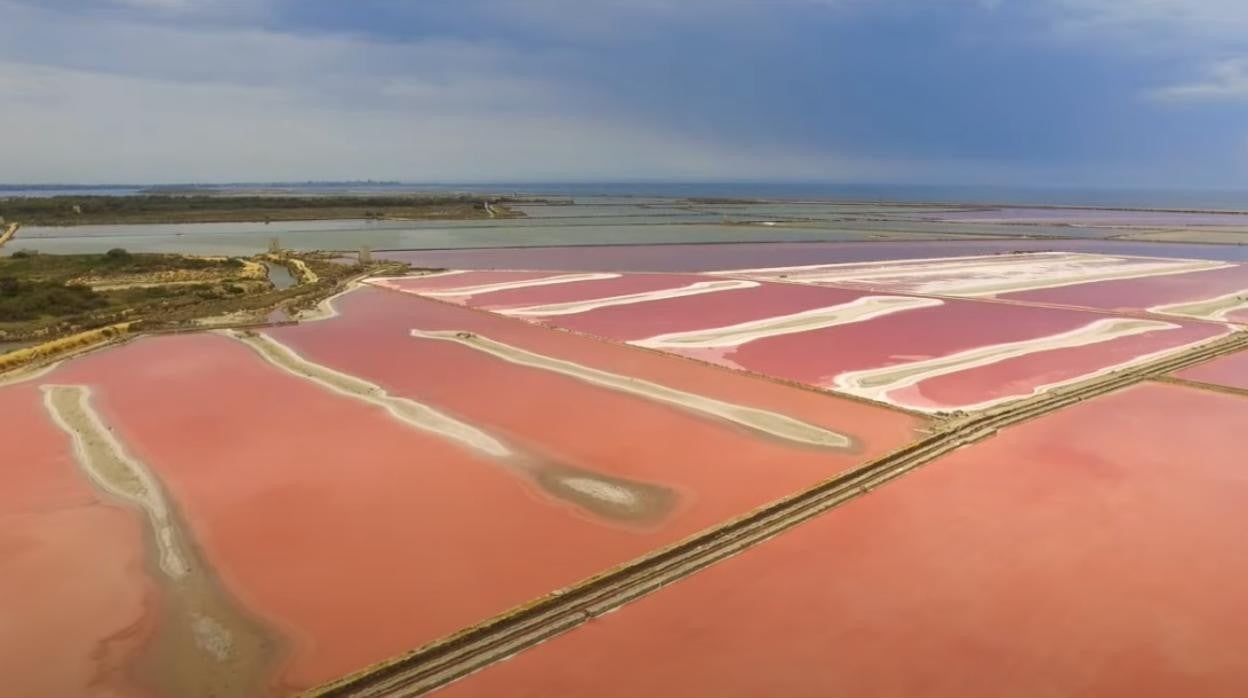Uno de los puntos más característicos es el color de las aguas que la rodean