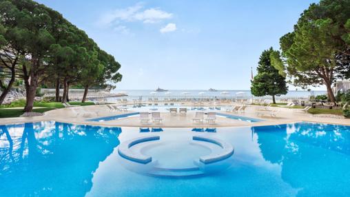 Una de las zonas exteriores de Le Méridien Beach Plaza en Mónaco