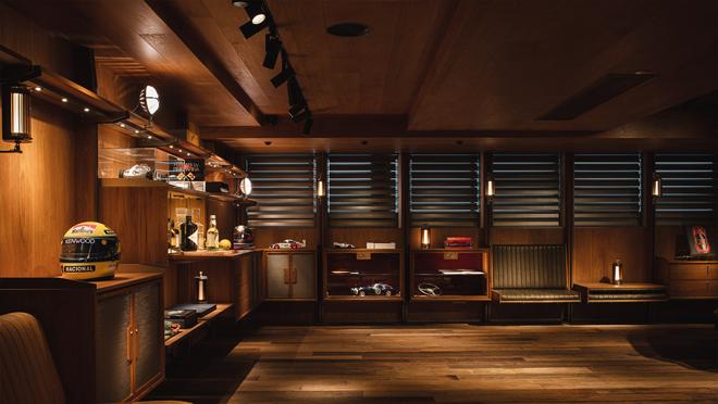 En total hay unos ocho vehículos clásicos de lujo