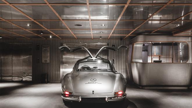 La garita de seguridad recuerda a una caravana Airstream de los años 30