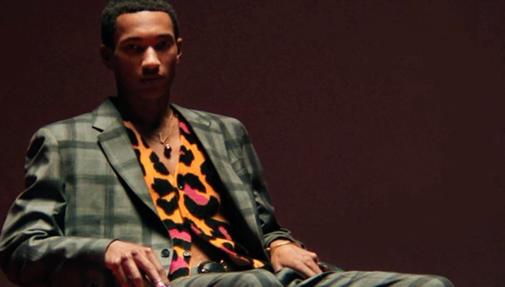 Traje y camisa con distintos dibujos