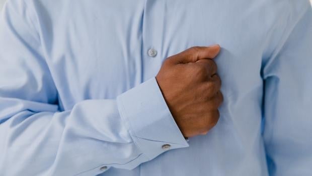 Manual de estilo para llevar los puños de la camisa como lo haría George Clooney