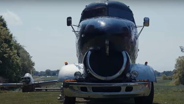 La extravagante caravana hecha con el fuselaje de un avión a la que no le falta ni un detalle