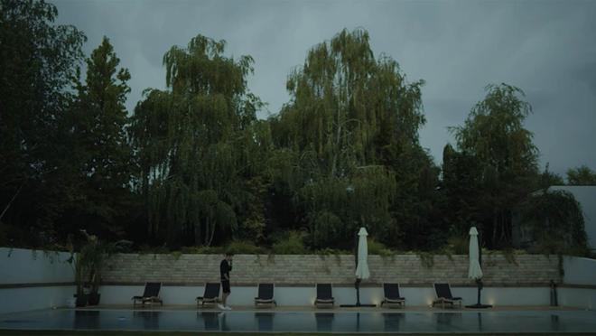 La piscina tiene grandes dimensiones