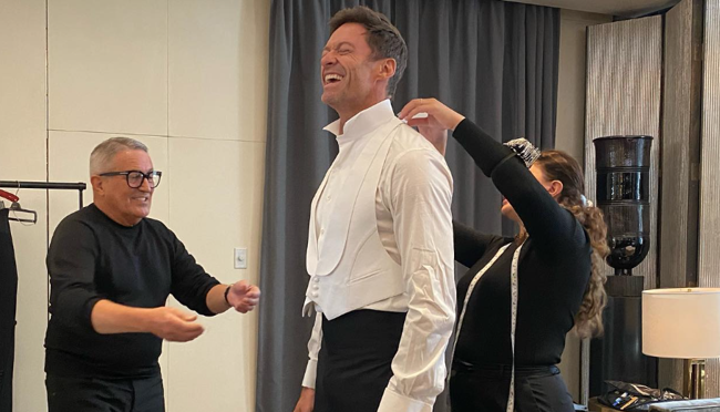 Hugh Jackman vistiéndose con un frac