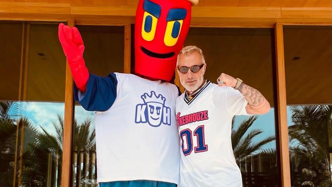 Gianluca Vacchi junto a la mascota del restaurante