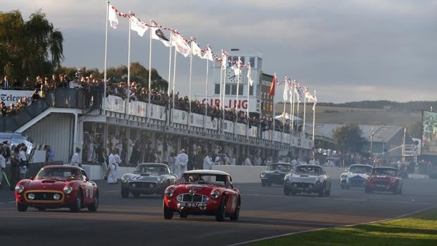 La salida del trofeo Kinrara inaugural, con el ganador final y testimonial de la Rolex, Tom Kristensen