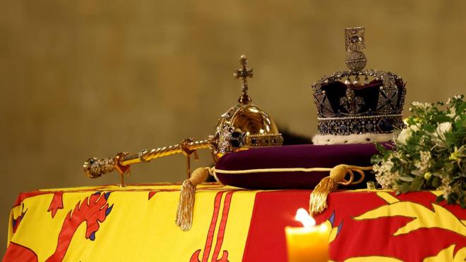 La Corona Imperial sobre el ataud de la reina Isabel II de Inglaterra.