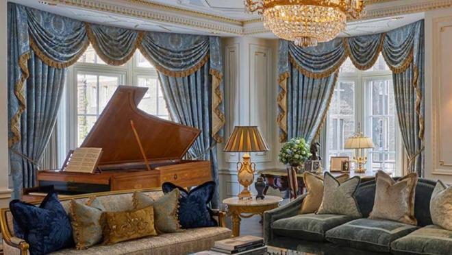 El piano, uno de los elementos con los que cuenta la lujosa habitación en la que se hospeda el reye emérito en Londres para asistir al funeral de la reina Isabel II.