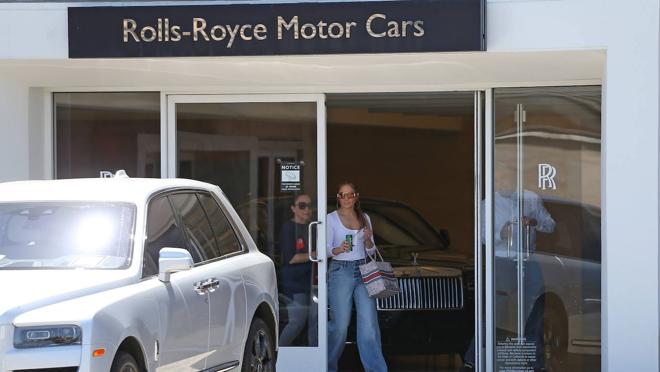 Jennifer Lopez saliendo de una tienda de Rolls-Royce.