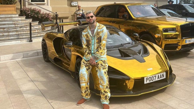 Quién es Pooyan Mokhtari, el excéntrico influencer que colecciona coches de oro