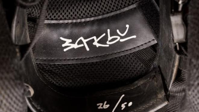 La obra lleva la firma del artista en el interior y viene con un certificado de autenticidad