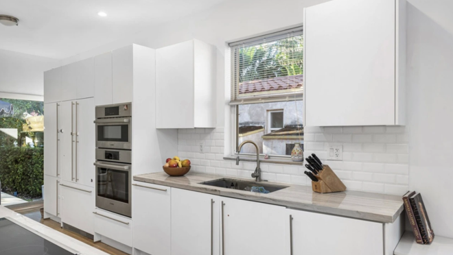 La modelo habría comprado esta modesta cabaña hace ocho meses