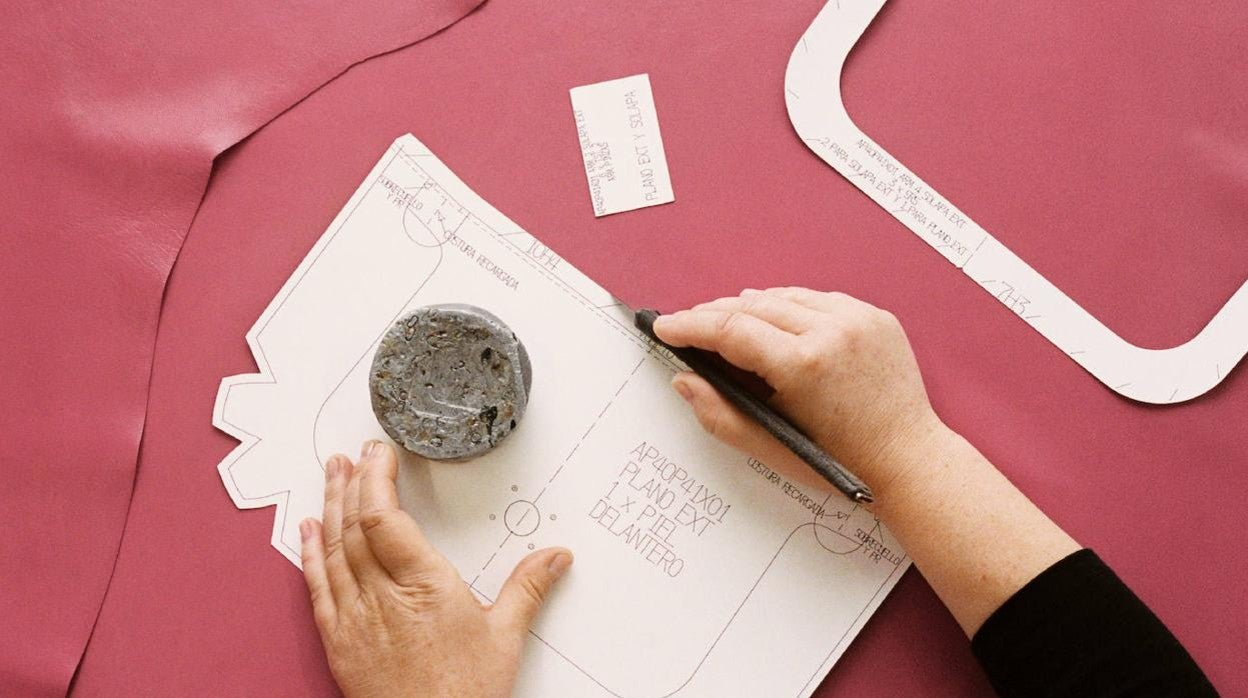 En la imagen, fase de cortado de la piel de los bolsos de LOEWE que se hace sobre el patrón