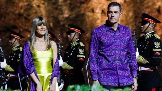 El llamativo estilismo de Pedro Sánchez en Bali durante la cumbre del G20