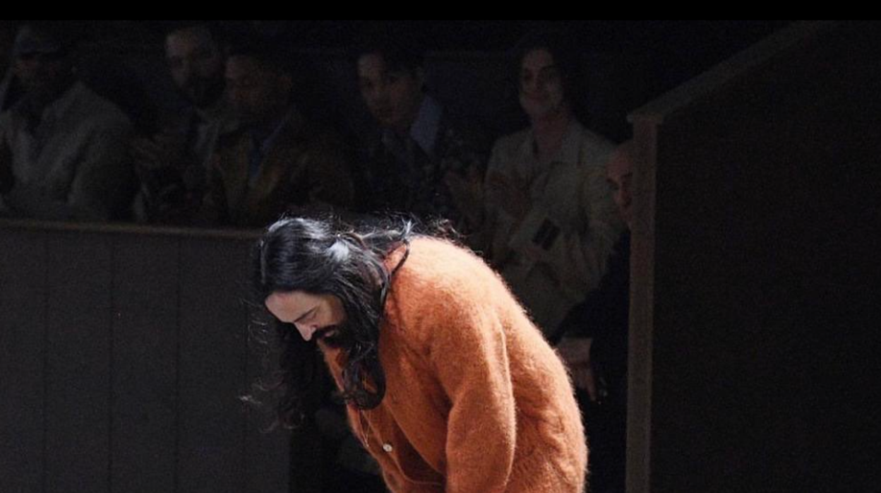 Alessandro Michelle saluda al finalizar uno de sus desfiles