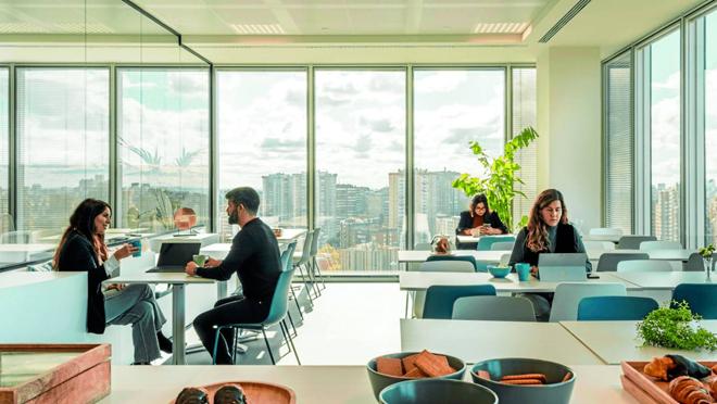 Loom Torre Chamartín es un espaci flexible de 'coworking' situado en la zona norte de Madrid, en un edificio domotizado de diseño innovador