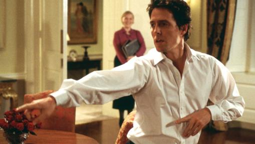 Hugh Grant con camisa blanca