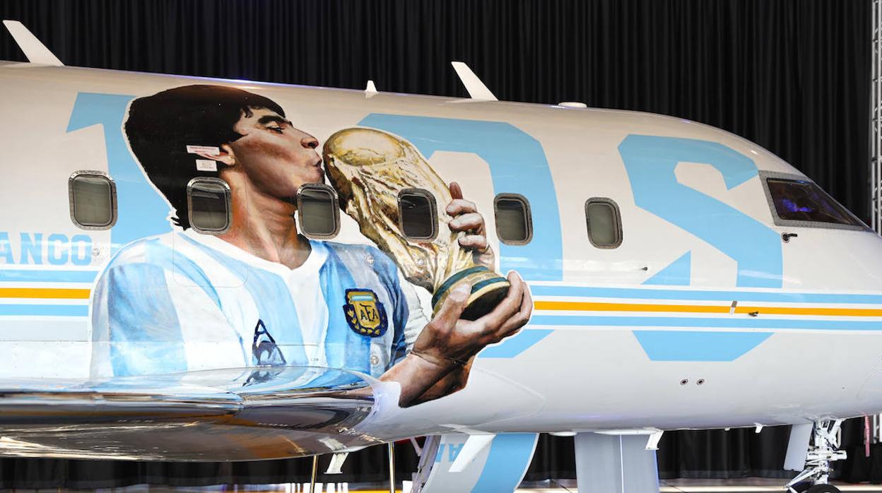 Tango D1Os, el avión que homenajea a Diego Armando Maradona, y será subastado antes de la final del Mundial de Qatar que enfrenta precisamente a la selección de Argentina con la de Francia.