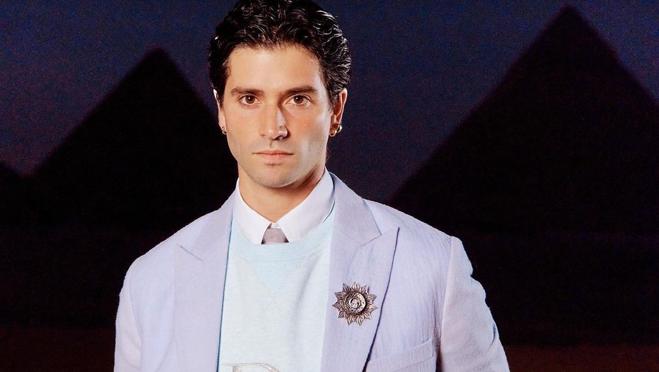 Corbata con jersey por encima bajo una americana