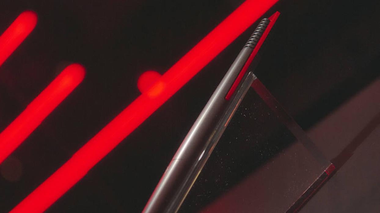 La nueva estilográfica de Montblanc rinde homenaje a un modelo icónico de Ferrari, el Daytona SP3.