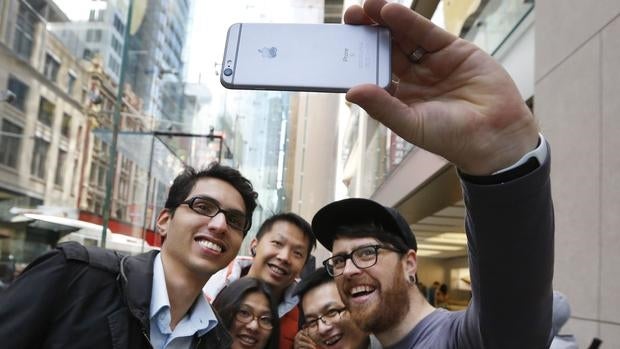 Una persona fotografía a un grupo de amigos