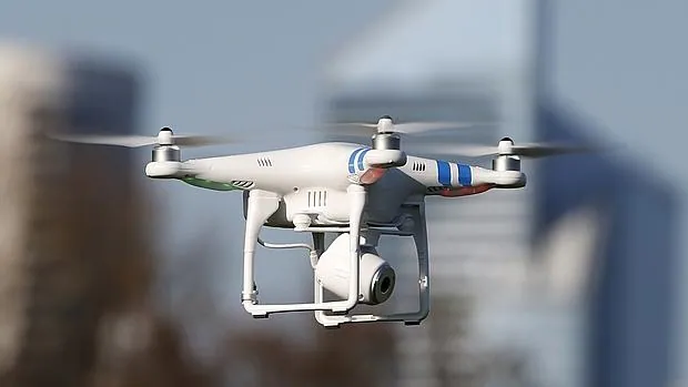 Modelo de un drone con cámara incorporada