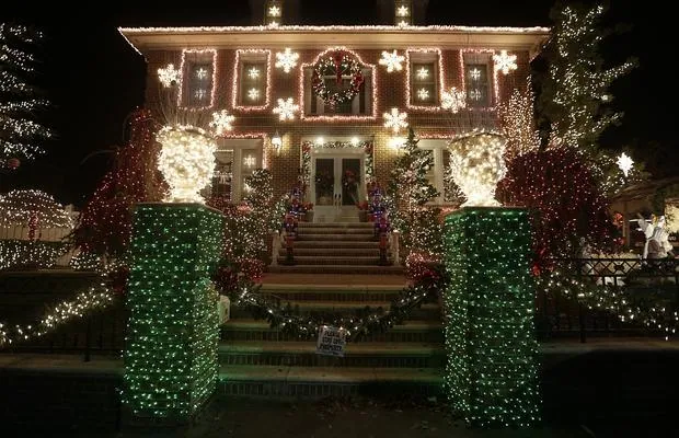 Una casa decorada con iluminación de Navidad en Brooklyn, Nueva York (EE.UU.)