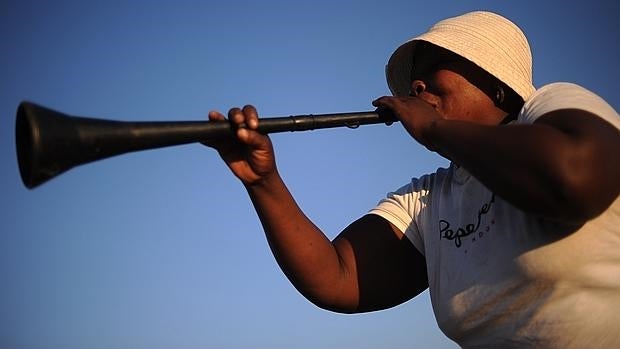 Una mujer toca una vuvuzela