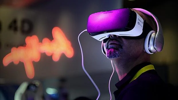 Un hombre prueba las Samsung Gear VR en la feria de tecnología CES en Las Vegas