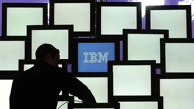 Un trabajador prepara la cartelería de IBM
