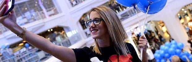 Una joven s ehace un «selfie» para compartir en las redes sociales