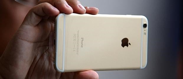 Una persona utiliza su iPhone
