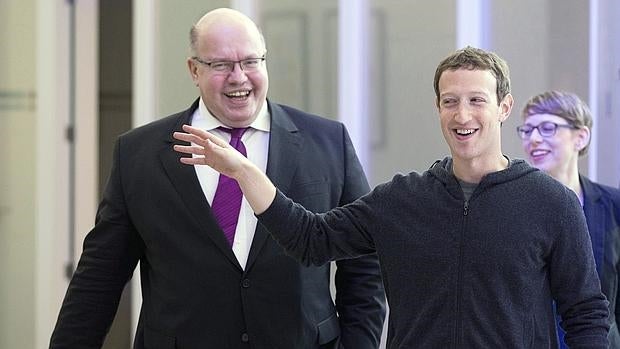 Mark Zuckerberg conversa con el ministro de la Cancillería alemana, Peter Altmaier, durante su visita a Berlín