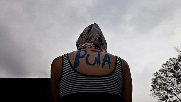 Una mujer protesta en contra de la violencia y la discriminación