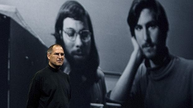 Fotografía de archivo del 10 de enero de 2006, que muestra al fundador de Apple, Steve Jobs, presentando una diapositiva de él y Steve Wozniak