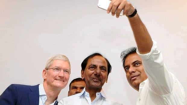 Tim Cook se hace un «selfie» junto a las autoridades indias