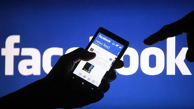 Facebook, acusada de manipular comentarios