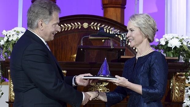 Frances Arnold recibe el galardón de manos del presidente de Finlandia