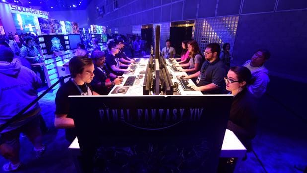 Unos jugadores prueba un juego durante la pasada edición de la feria E3