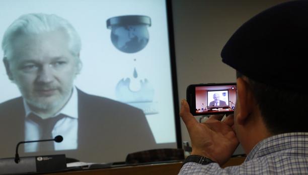 Julian Assange ha criticado el «capitalismo de vigilancia» que ejercen compañías como Facebook