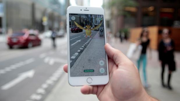 Un teléfono móvil ejecutando el recién estrenado juego Pokémon Go
